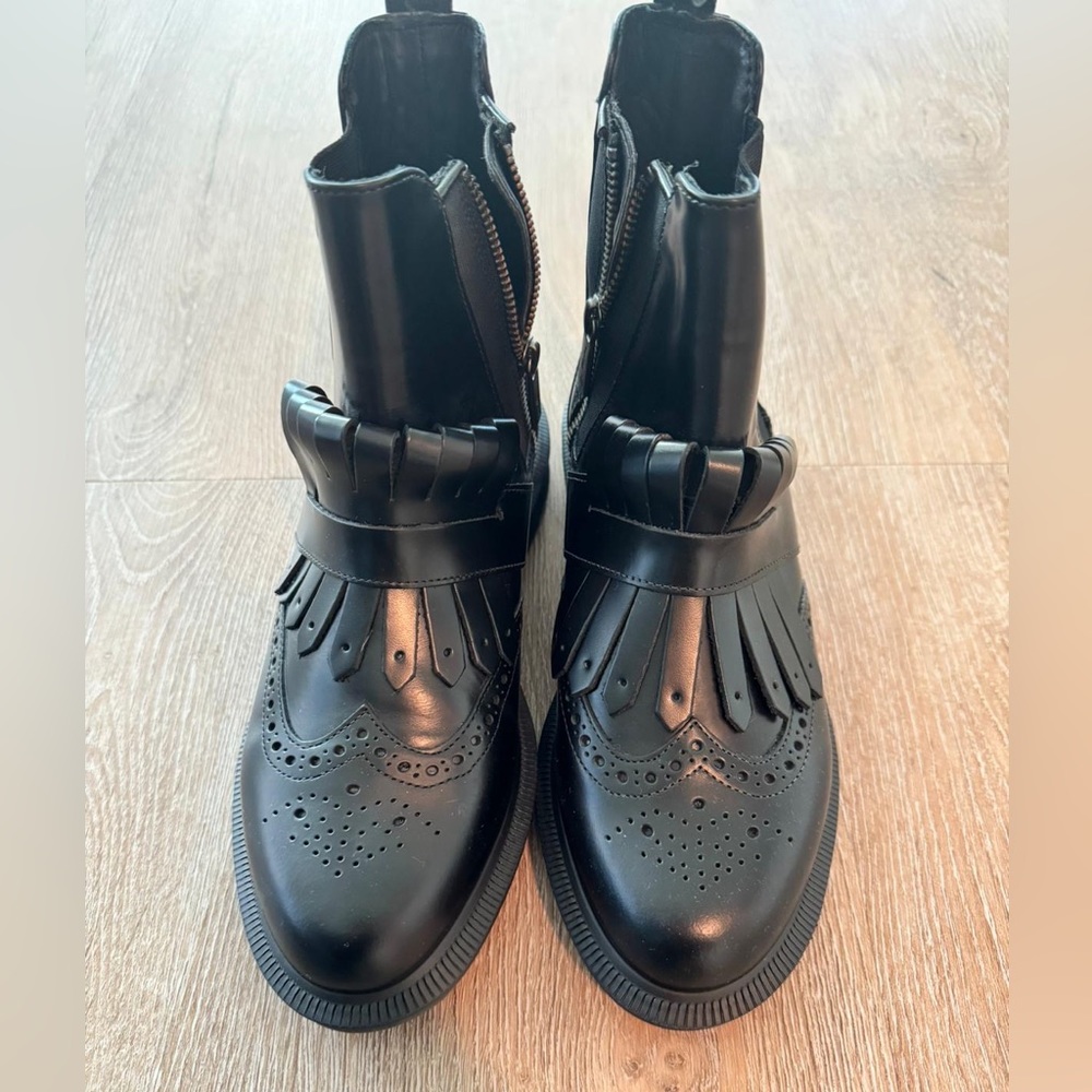 Brand new women’s Dr. Martens Tina boots w/ air cushion soles.